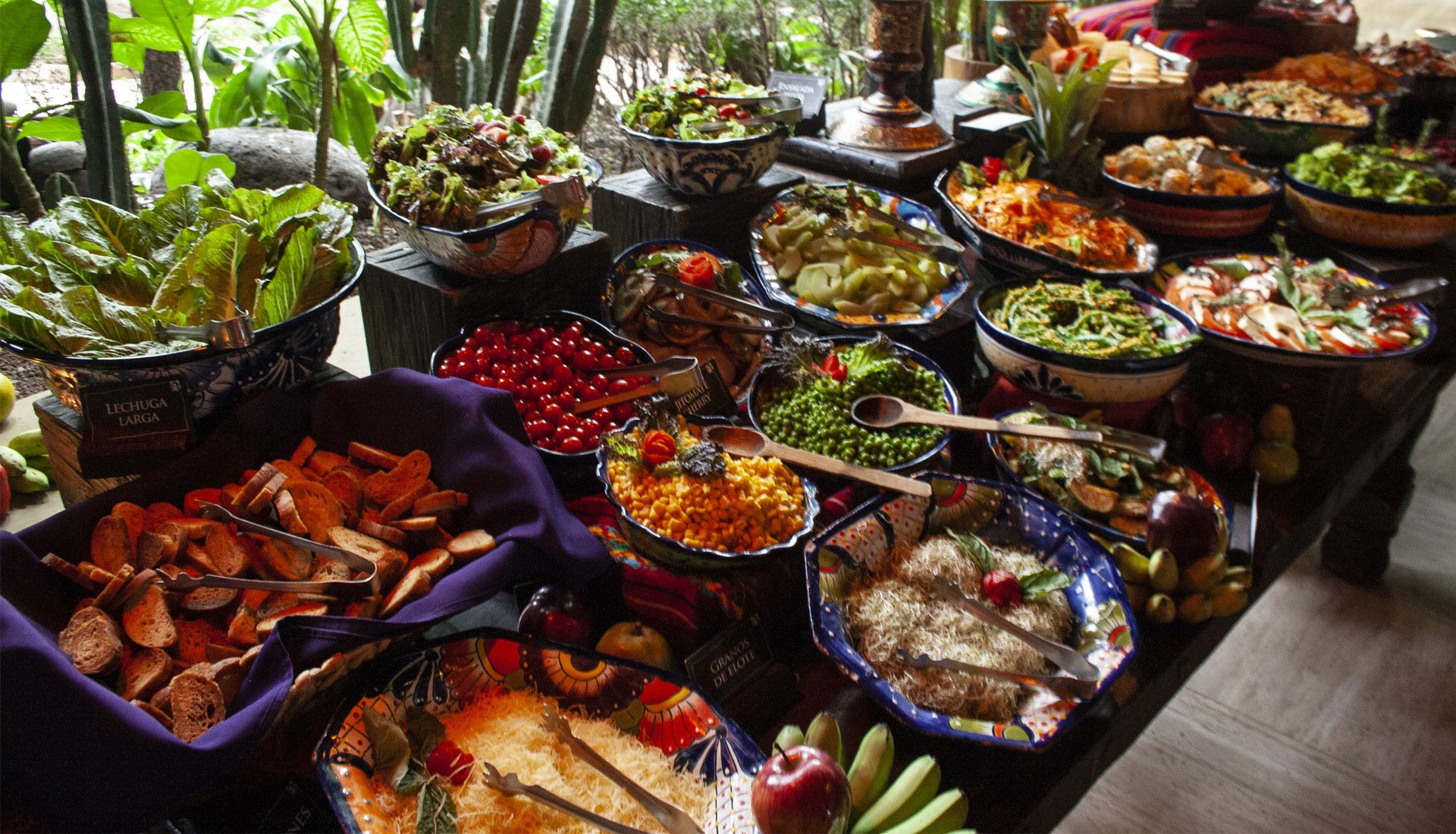 Buffet internacional con pastas, comida oriental, ceviches preparados al momento, postres